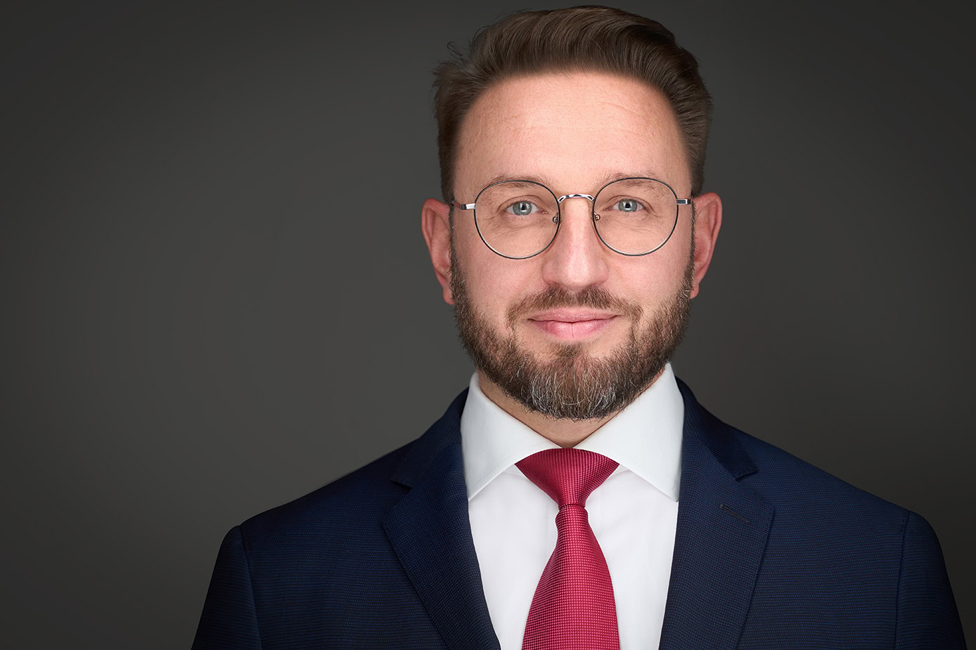 Portrait professionnel d'un homme d'affaires en costume, idéal pour la photographie corporate et le.