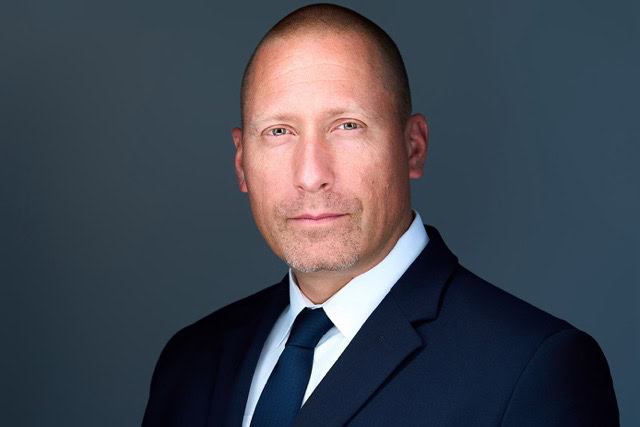 Homme d'affaires en costume cravate, portrait corporate pour photographie professionnelle.