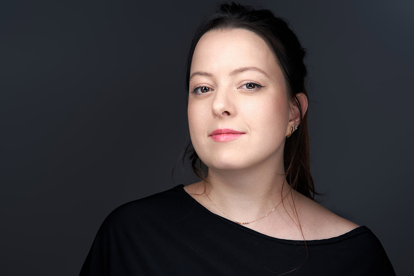 Photographie corporate d'une femme, portrait professionnel pour branding et communication d'entrepri.