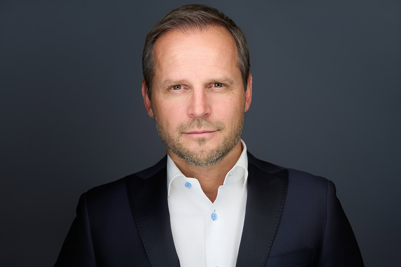 Gabriel GORGI, photographe d'entreprise, portrait professionnel pour communication et branding.