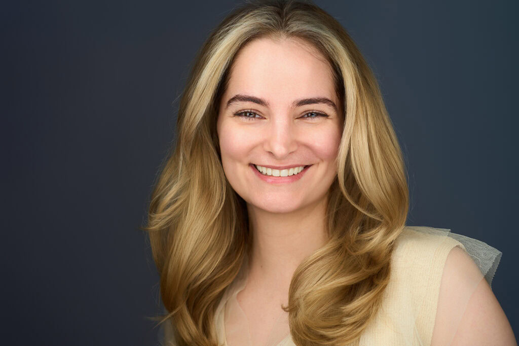 Portrait de femme souriante, photographie corporate, photographe professionnel.