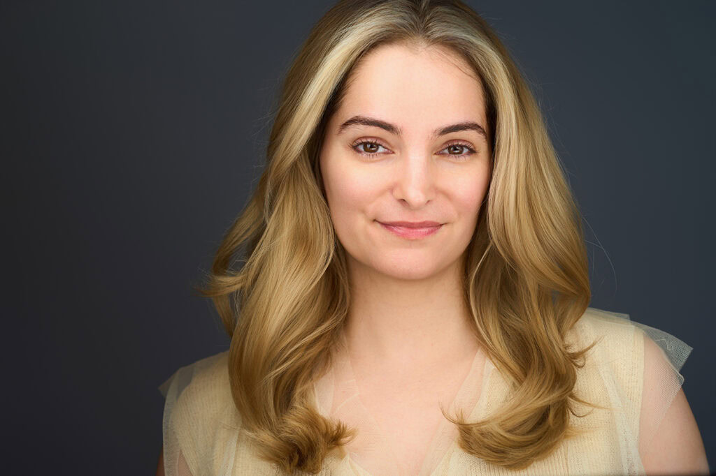 Portrait de femme souriante, photographie professionnelle pour branding.