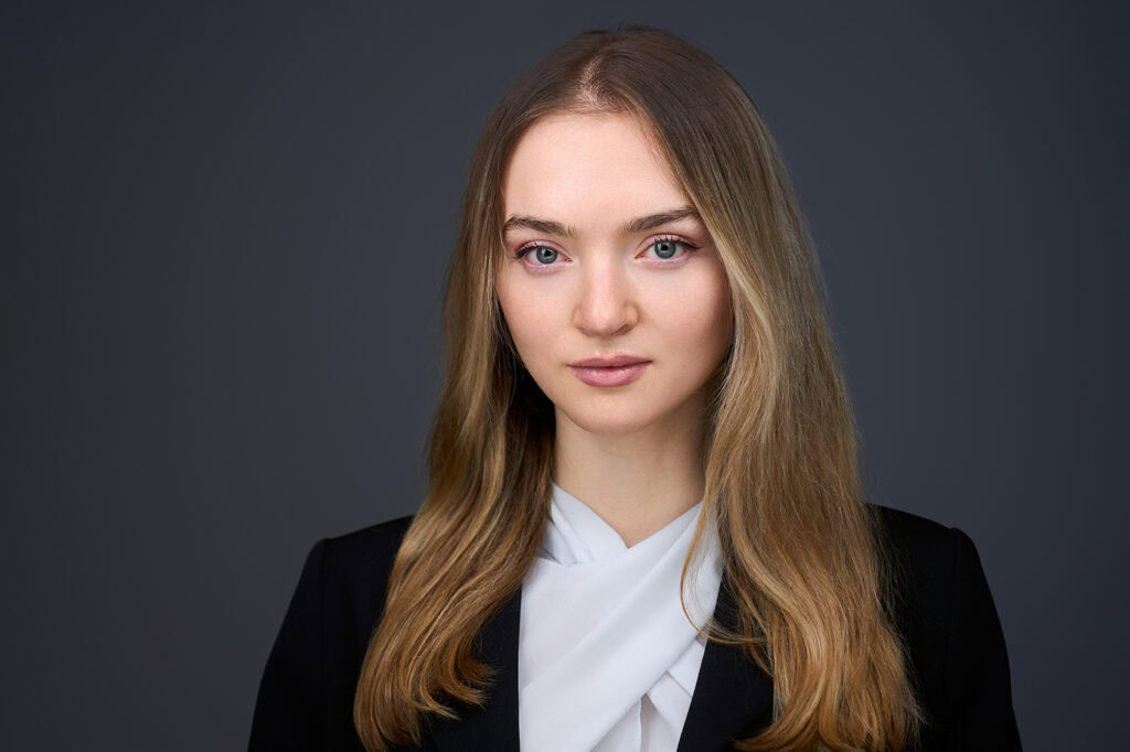 Portrait professionnel d'une femme en costume pour photographie d'entreprise.