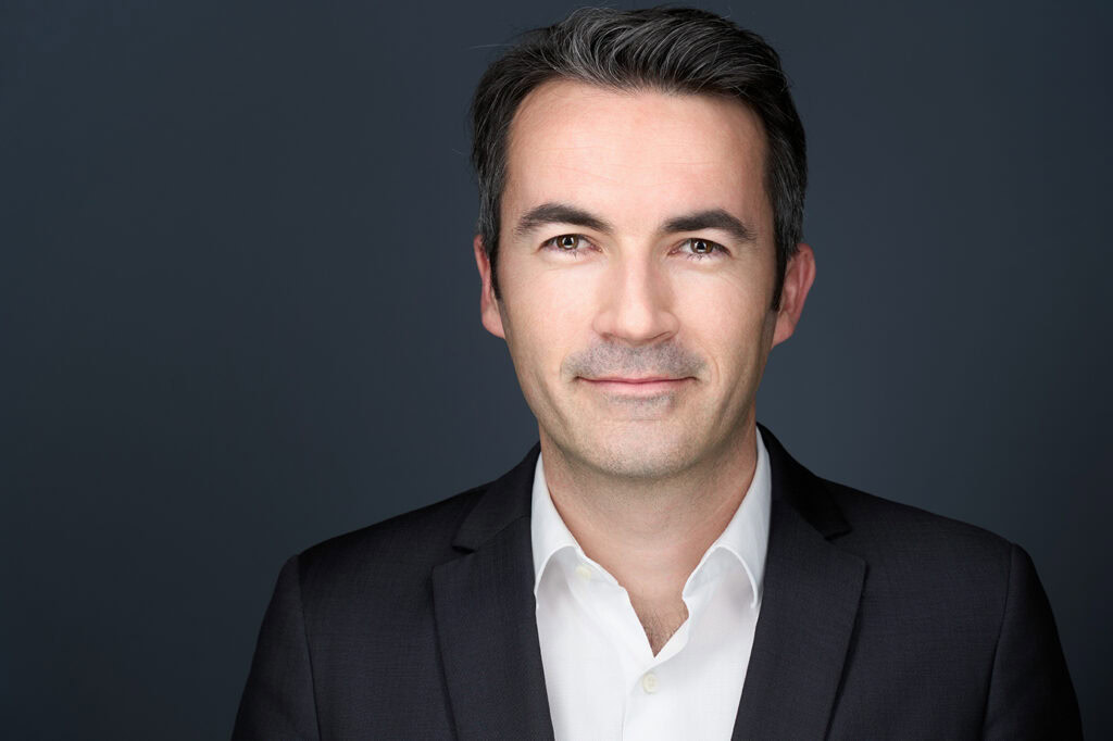Gabriel GORGI Photographe Corporate, portrait professionnel, photographie d'entreprise, style modern.
