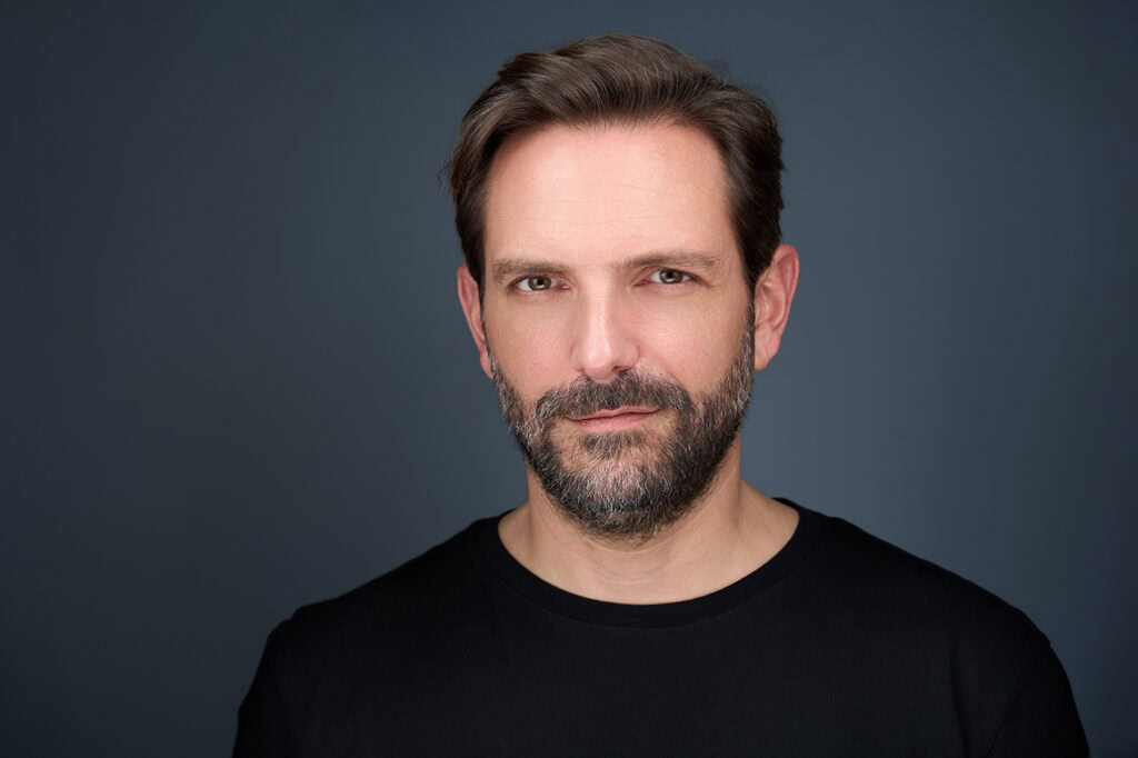 Photographie corporate d'un homme professionnel, portrait en studio pour branding et communication d.