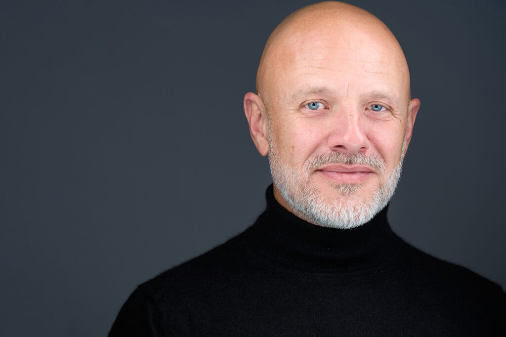 Portrait corporate de dirigeant d’entreprise à Paris – Séance au studio Gabriel Gorgi.