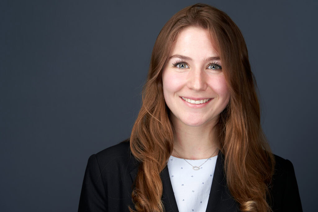 Photographie corporate de femme souriante pour profil professionnel.