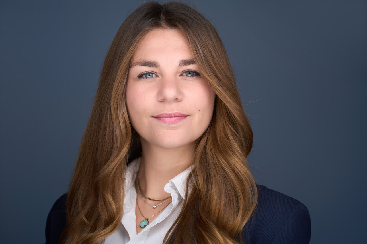 Portrait d'une collaboratrice de Quadrille Capital, photo d'équipe en entreprise à Paris