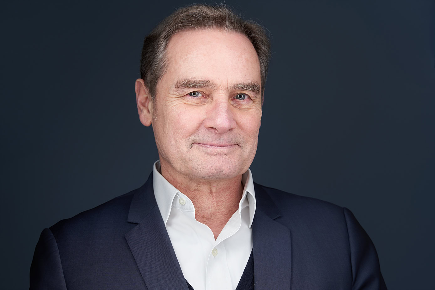 Mockup d'un portrait de dirigeant pour une banque d'affaires réalisé par un photographe corporate à Paris
