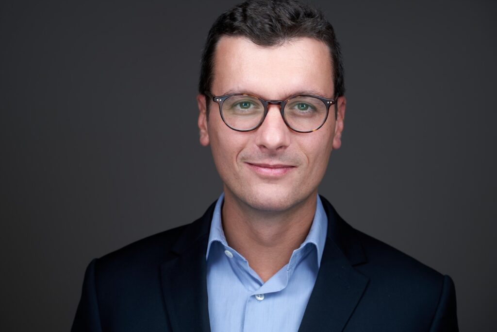 Matériel d'éclairage de studio professionnel installé dans les bureaux d'un éditeur de logiciels parisien