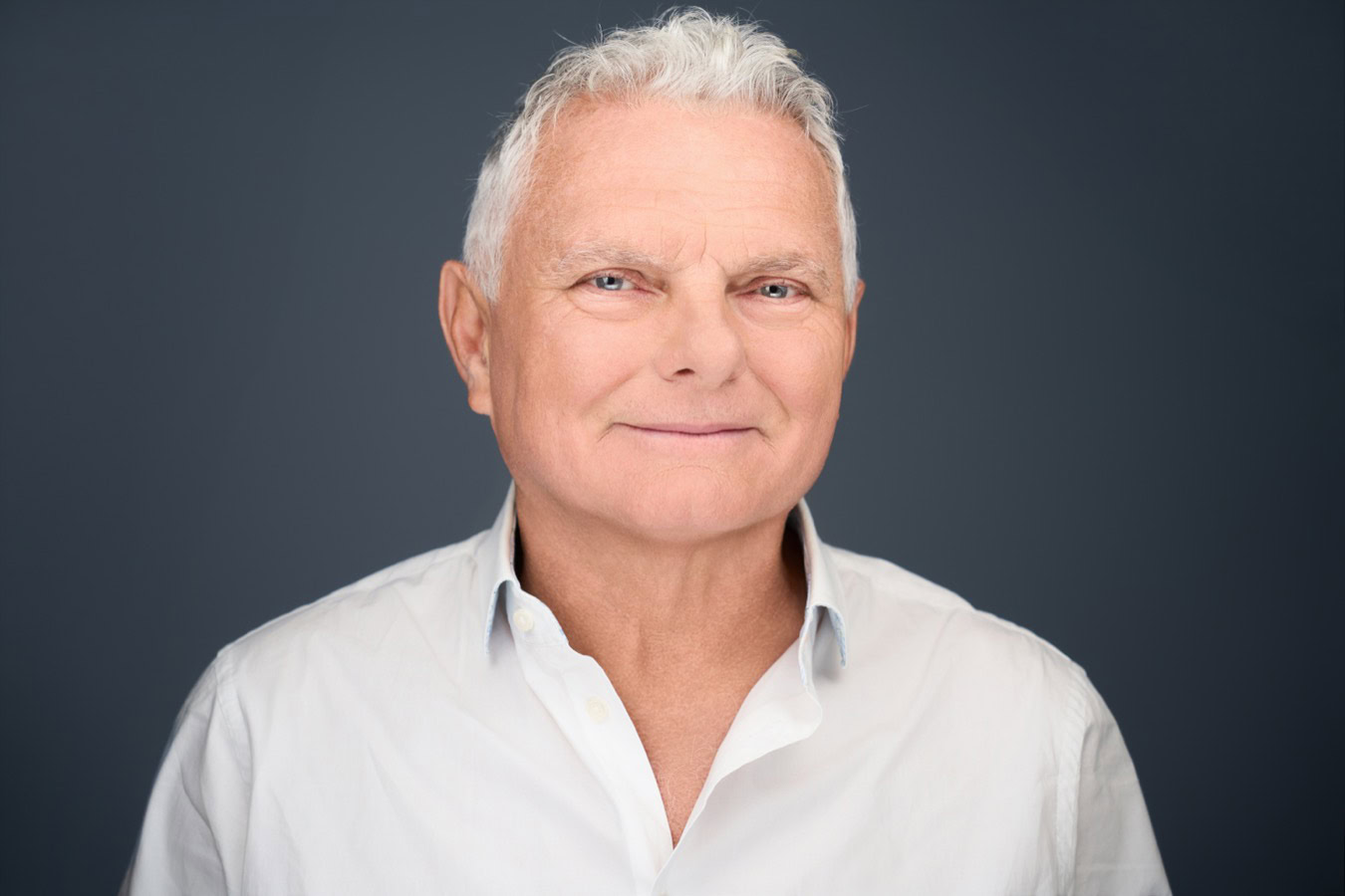 Portrait d'un dirigeant de banque sur fond clair, Crédit Agricole S.A., Paris