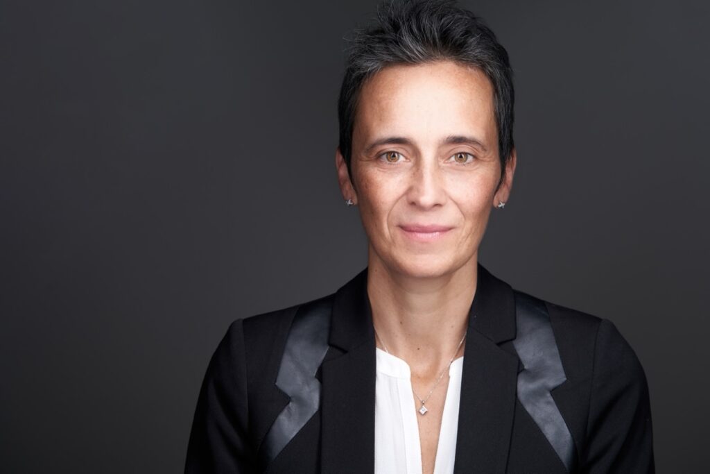 Portrait en situation d'un chef de projet en transfert de technologie médicale pris sur le vif