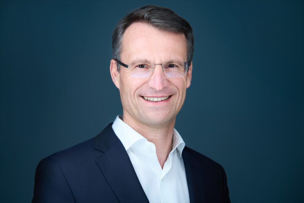 Portrait de style éditorial d'un dirigeant d'entreprise réalisé lors d'un shooting de comité exécutif à Paris