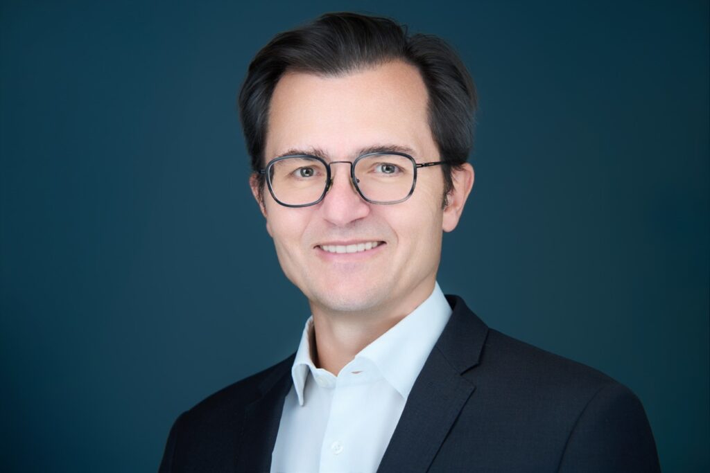 Portrait de style éditorial d'un dirigeant d'entreprise réalisé lors d'un shooting de comité exécutif à Paris